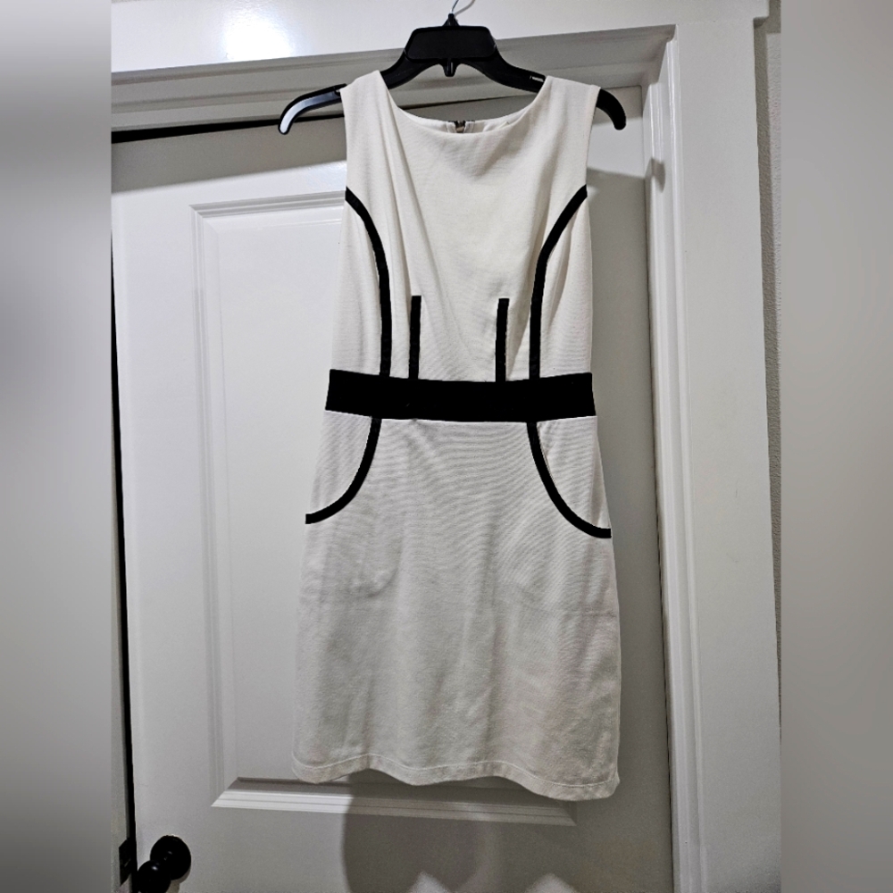 Elegant White and Black Dress With Pockets - Size 6